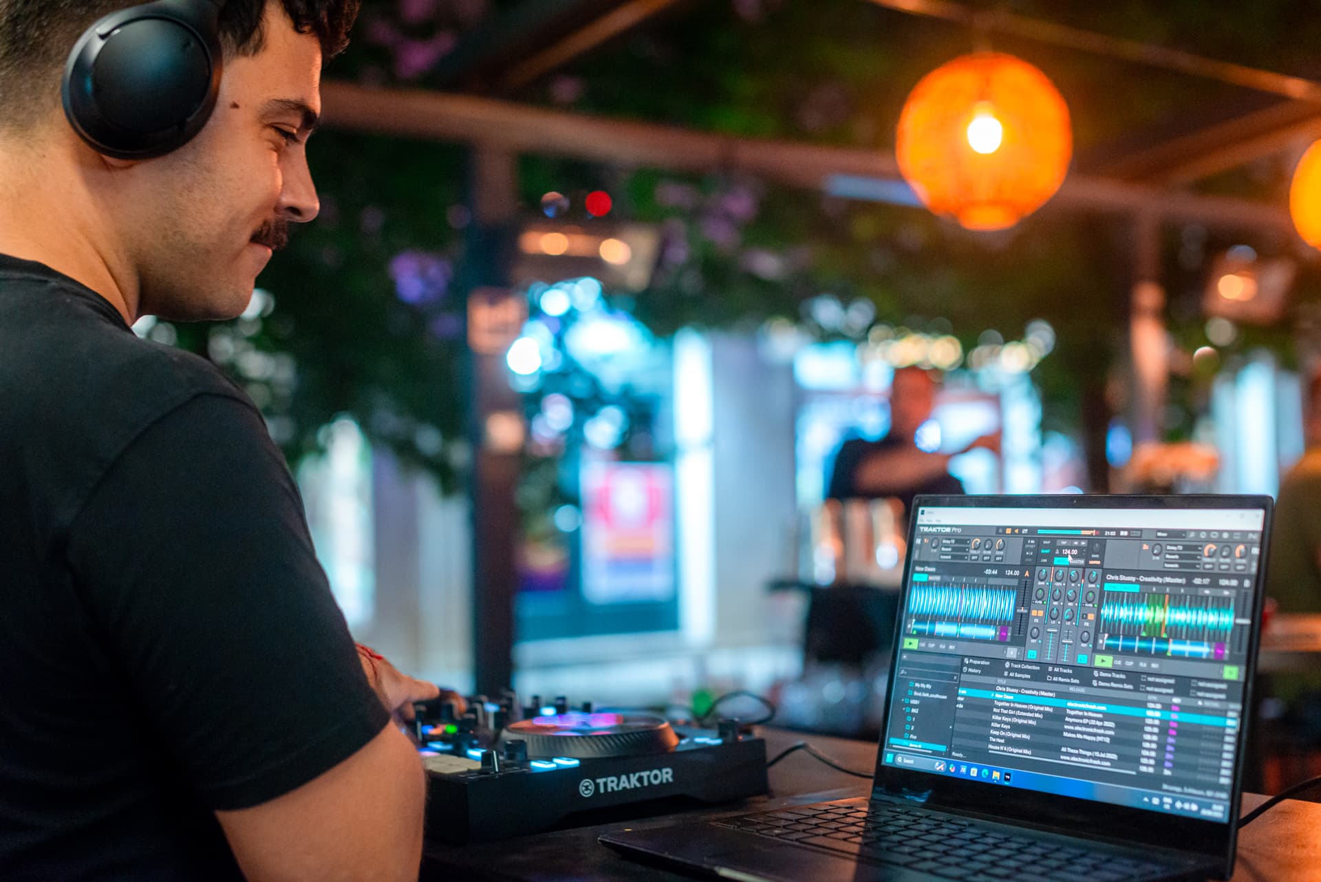 DJ za pultom sa laptopom