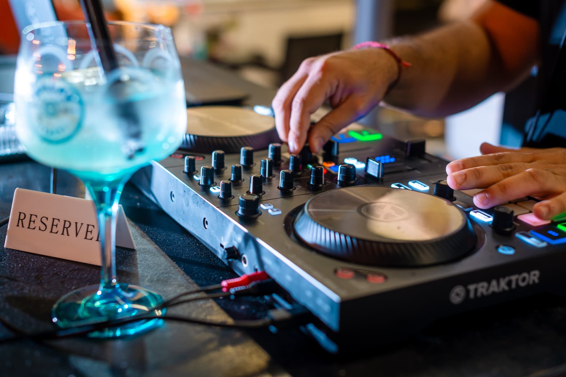 DJ oprema i koktel na stolu