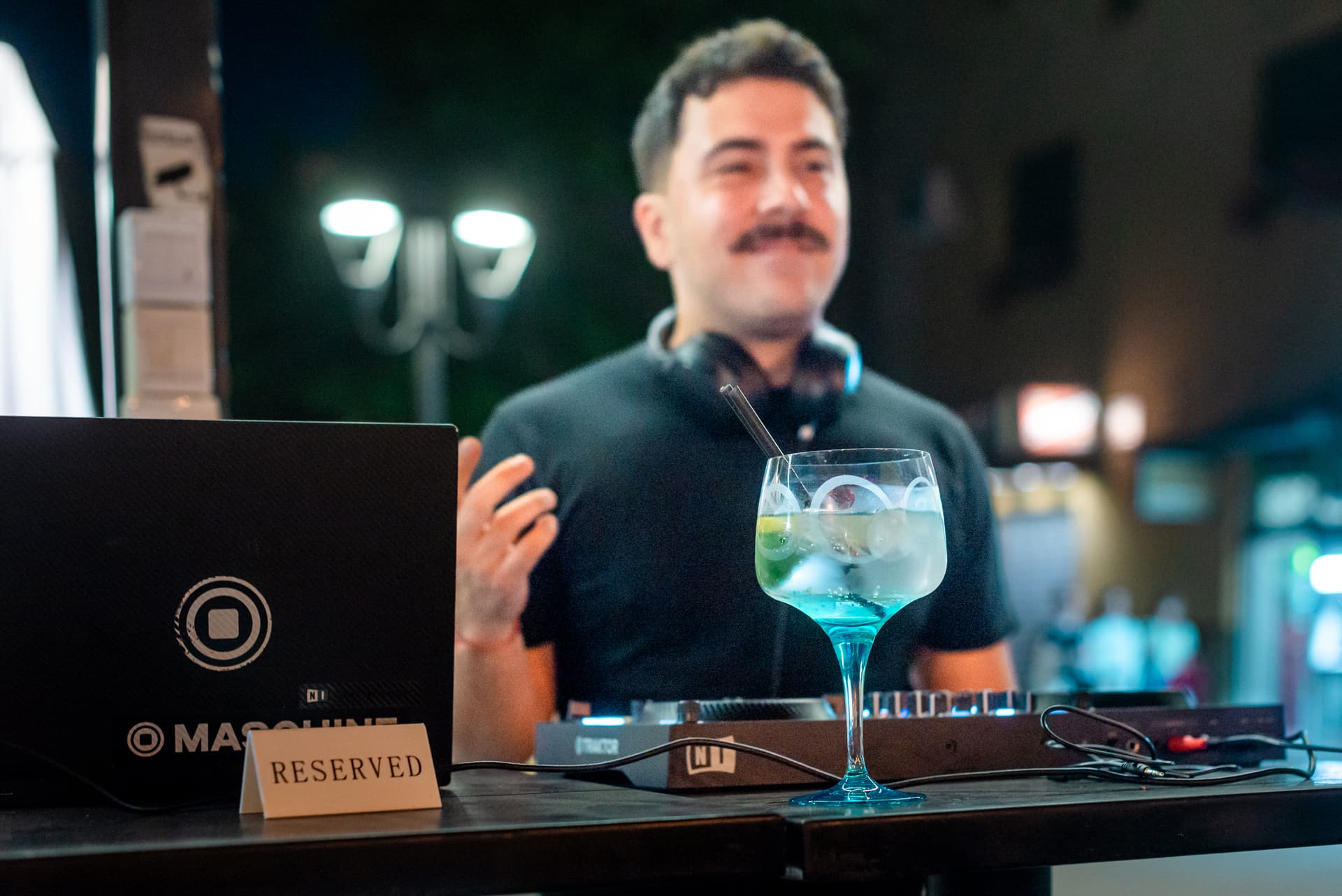 DJ za pultom u večernjim satima